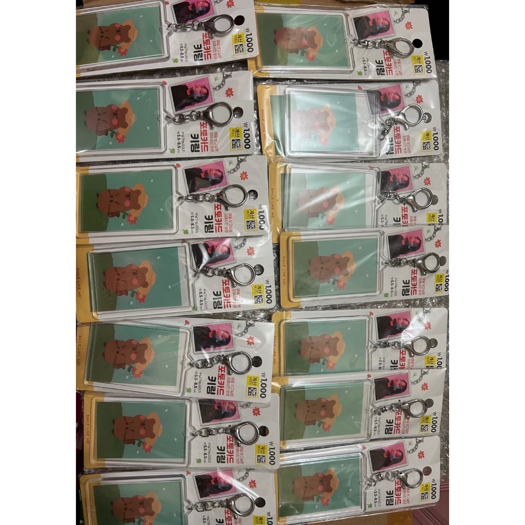 [READY STOCK] DAISO KOREA CLEAR ACRYLIC CASE PHOTOCARD HOLDER KEYRING