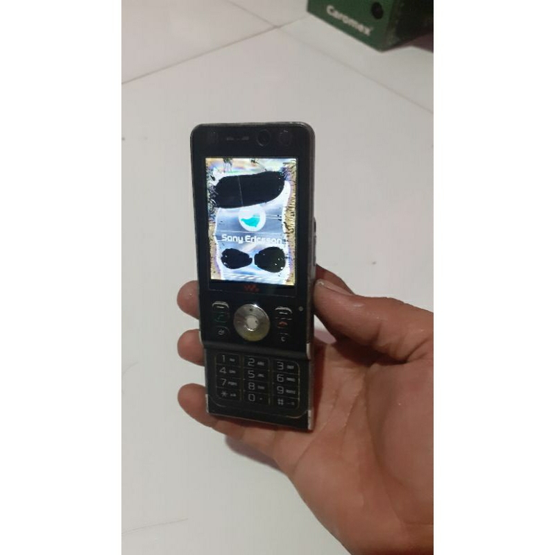 Sony Ericsson W910 Hidup minus lcd rusak dan gak ada tutup belakang &  charger