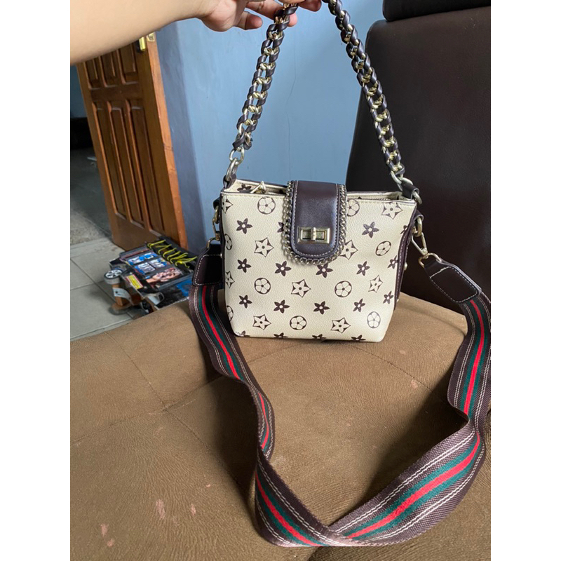 pl sling/hand bag ala LV