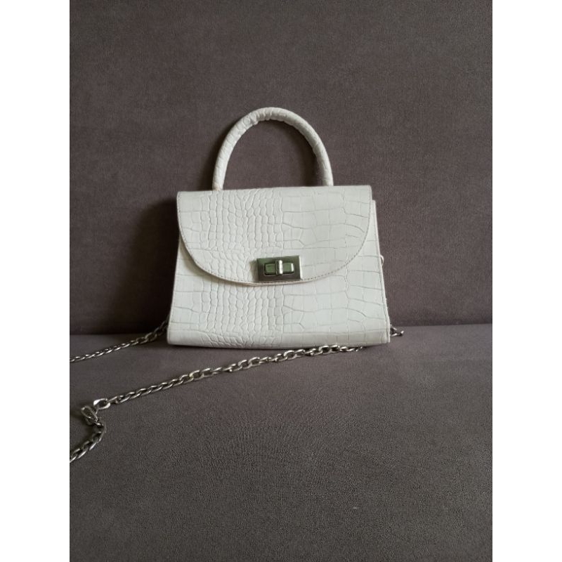 Tas putih kecil / tas kondangan / tas kecil / tas ke mal / tas preloved