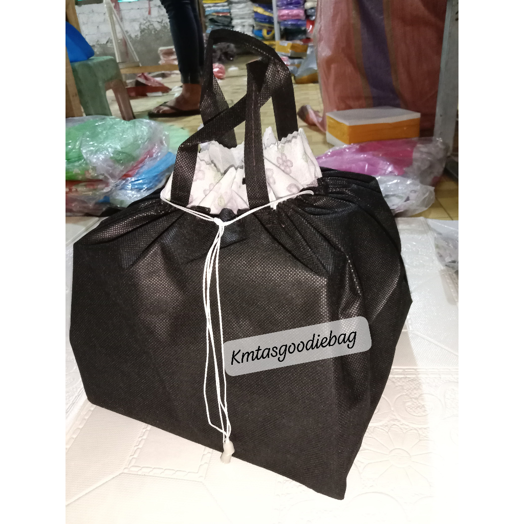 

Goodiebag Serut 18x18 65gsm Tas kain hajatan tas box nasi besek berkat hajatan isi 12pcs
