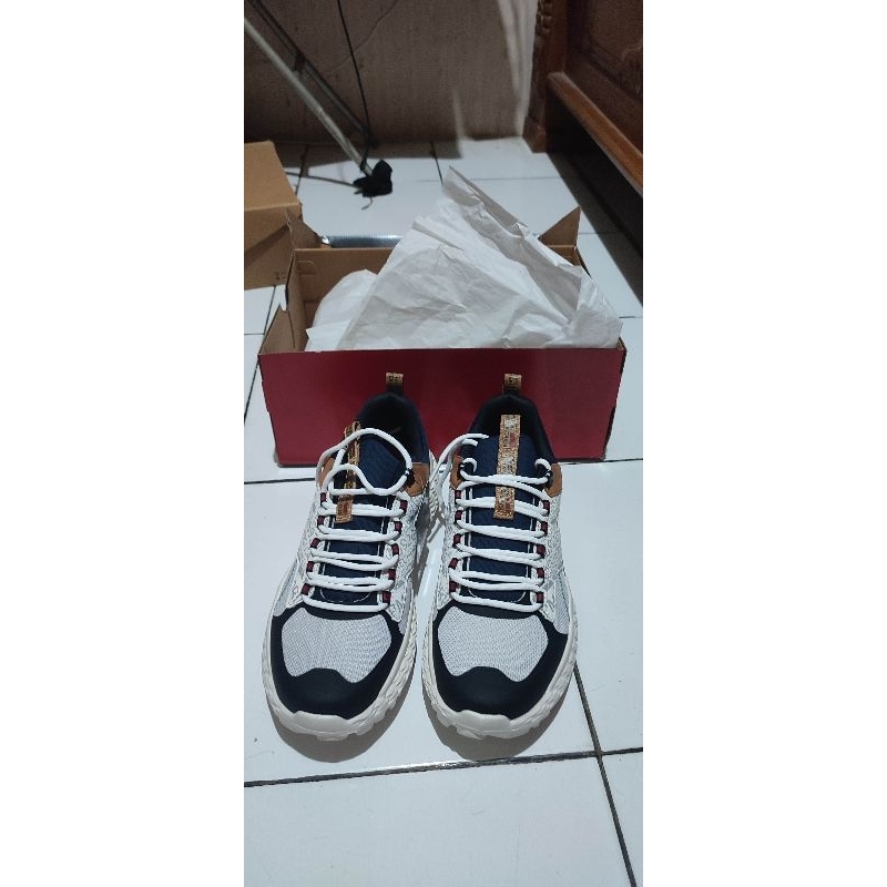 SKECHERS MONSTER LEISURE WHITE