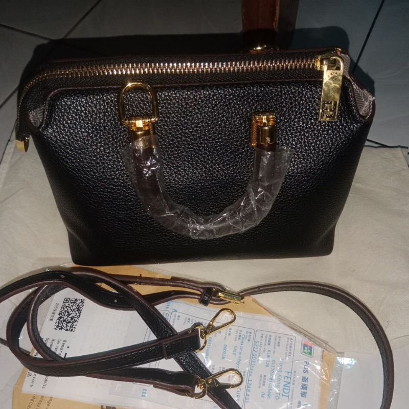tas slempang wanita merk fendi ori