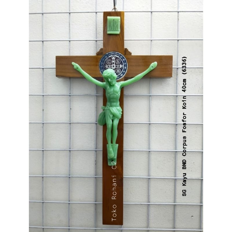 Salib Gantung Kayu Benediktus Corpus Fosfor Koin 40cm (6336) - Salib Gantung - Salib Dinding - Salib