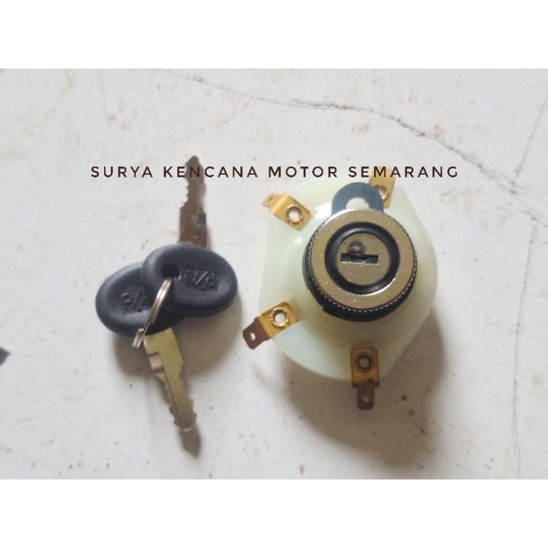 Kunci stang kontak atas Vespa PX lama merk PA