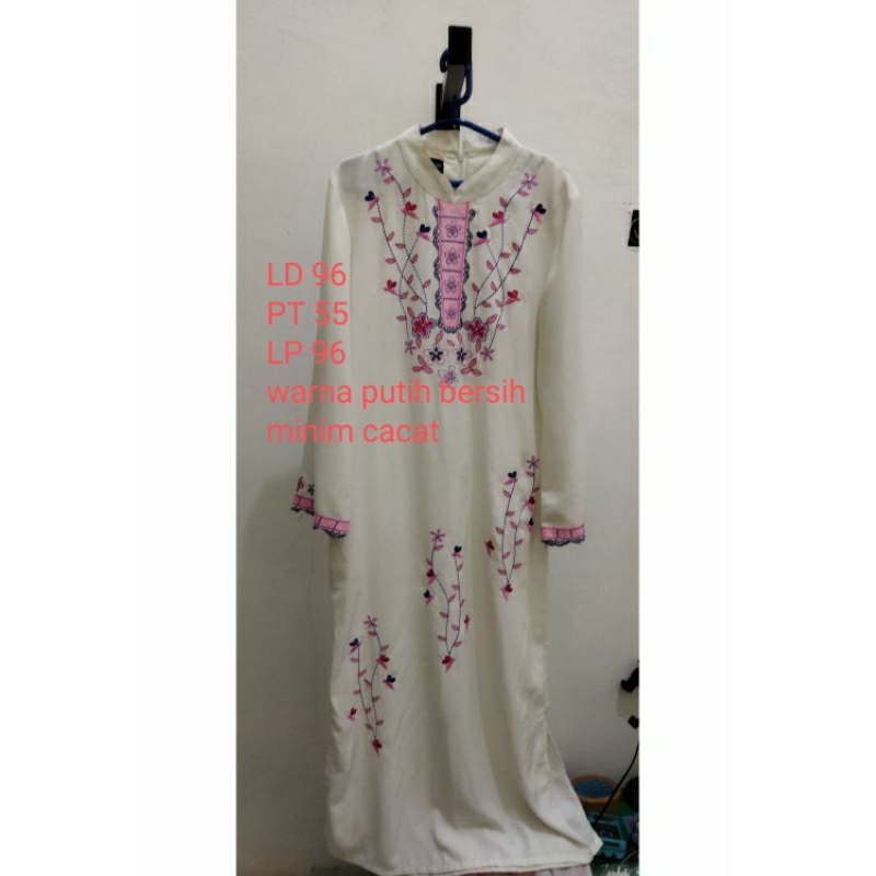 Prelove gamis putih motif bunga
