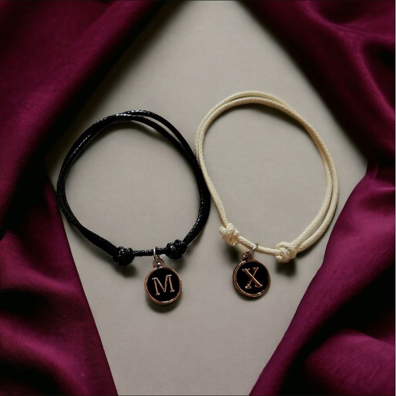 gelang couple  tali inisial huruf epoxy warna hitam dan putih premium mewah fashion modern model kek