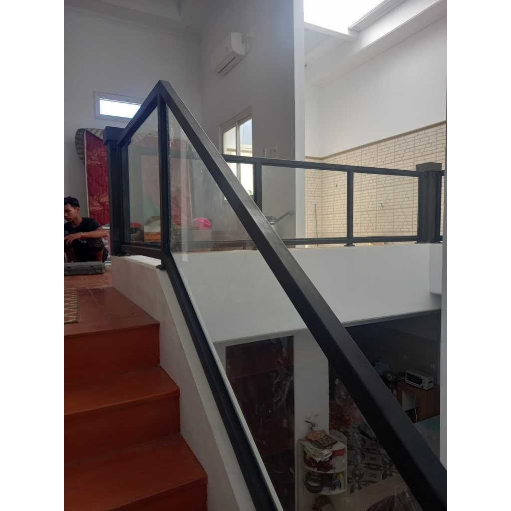 Railing kaca minimalis / Railing kaca frame besi / Railing tangga sidoarjo