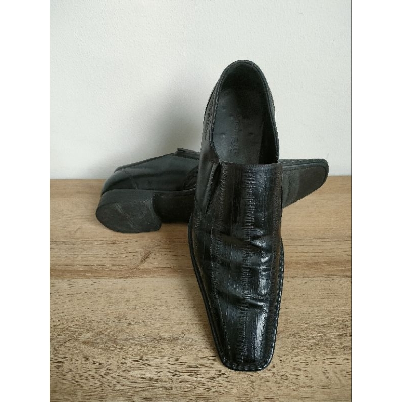 Sepatu pria jenis kulit