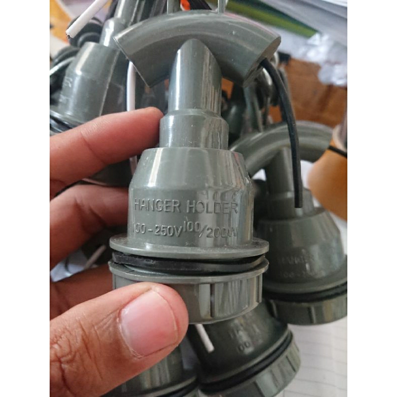 Fitting gantung keramik