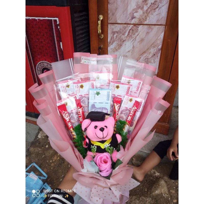 buket uang, boneka, jajanan, dll