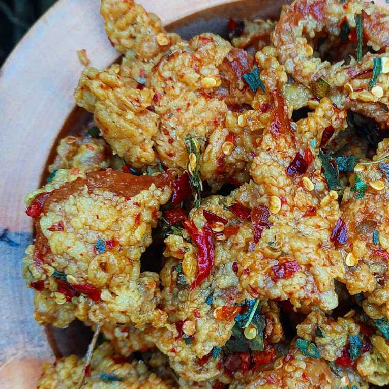 

KULIT AYAM CRISPY PEDAS DAUN JERUK 500gr BOS SNACK BANDUNG