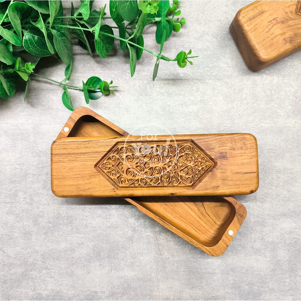 

Jehan Dusgrip (Pen Box) Teakwood Aesthetic Berkulitas Ekspor, Tempat Pensil atau Pena Multifungsi Lucu, Unik, Simple dan Elegant Bisa Custom Gravir (NAMA) Kayu Jati.