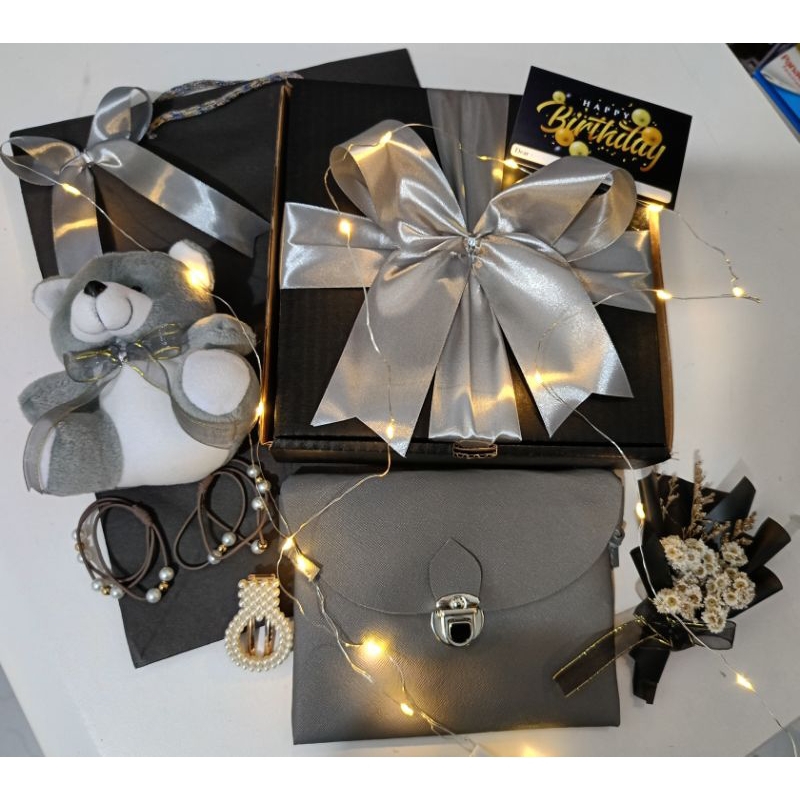 

HAMPERS ULTAH / HAMPERS MURAH / HAMPERS BUNGA / BUKET MURAH / BUNGA / KADO ULTAH / KADO VALENTINE / KADO ANNIVERSARY / KADO MURAH / KADO KEKINIAN / BUNGA LAMPU