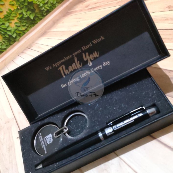 

Terbaru 33 Giftset Ballpoint Key Chain Custom Kado Ultah Hampers Acara Hadiah Anniversary Ekslusif