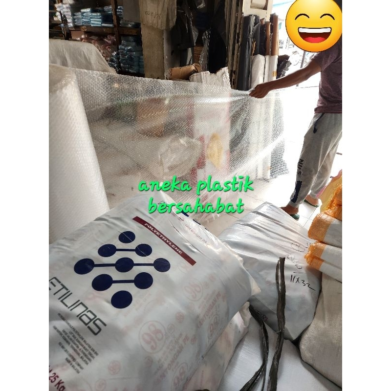 

bubble wrap , plastik wrap , plastik bubble , plastik bungkus barang ukuran lebar 1.25 meter x (permeter panjang sesuai kemauan) tersedia warna hitam & putih