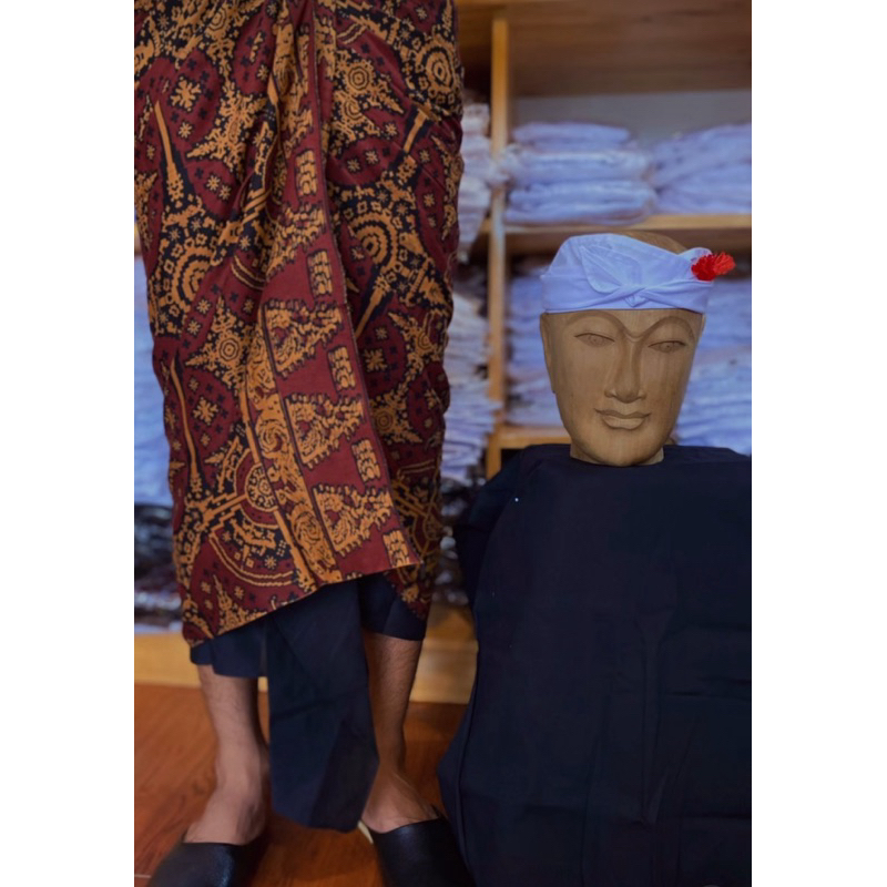 Saput batik+udeng putih+bunga pucuk