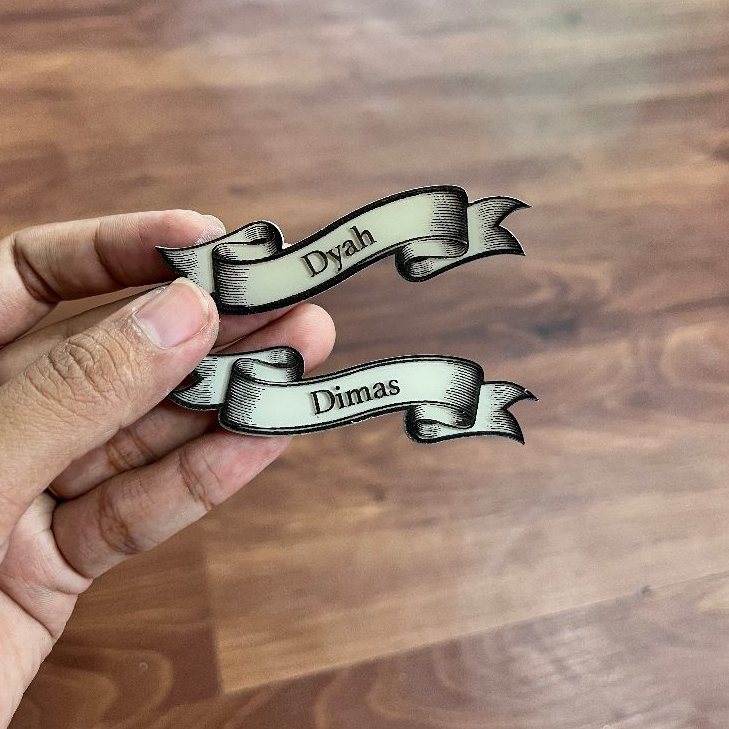 Tulisan Nama Bentuk Pita Akrilik untu mahar