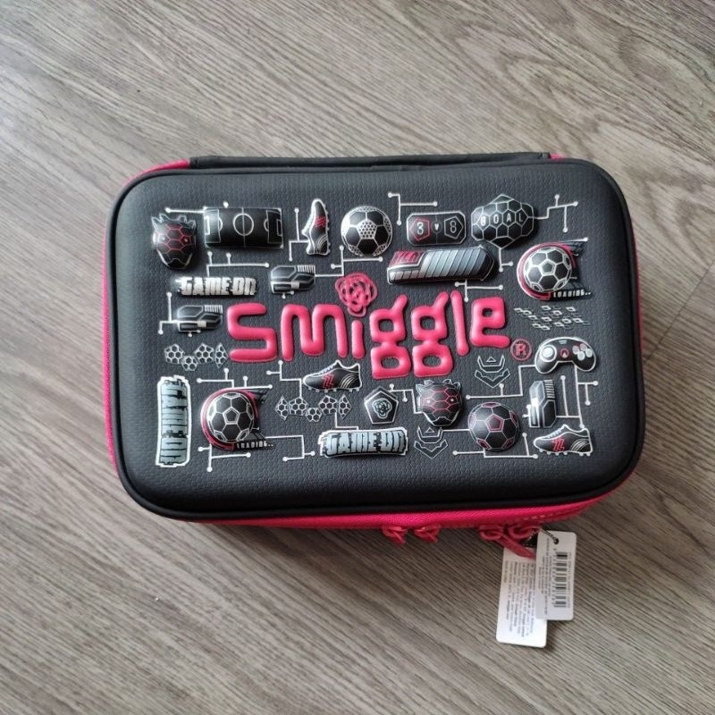 

Tempat Pensil Smiggle Game On Black/Red