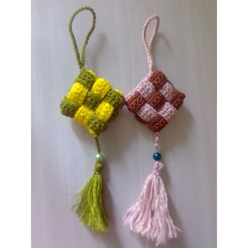 

amplop lebaran rajut ketupat . ganci