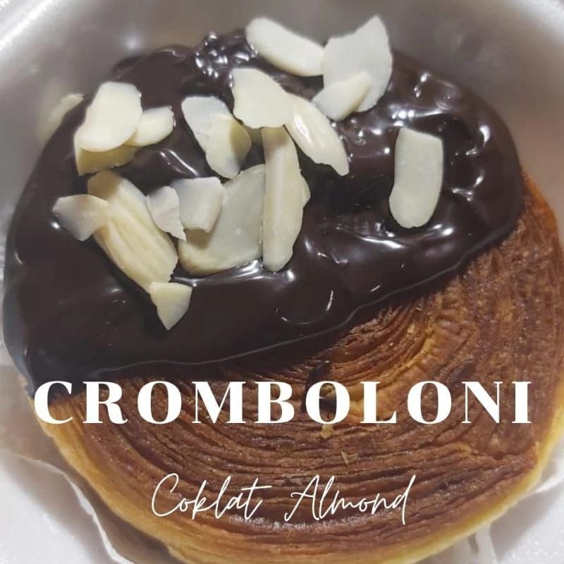 

CROMBOLONI (coklat almond)