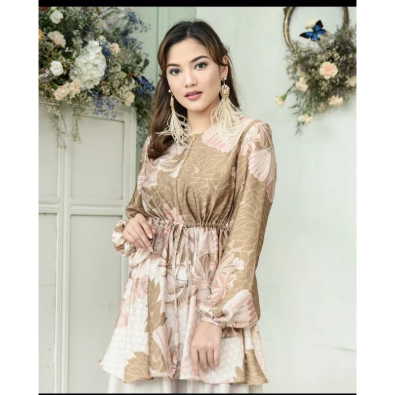 Claire Blouse  - Wearing Klamby