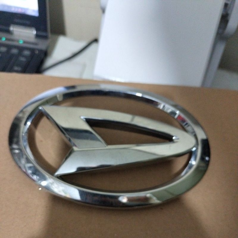 logo grill depan Daihatsu Xenia 2012 2013 2014 2015 original