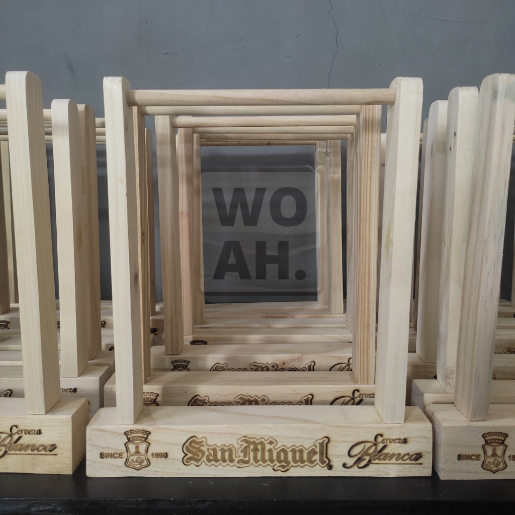 

Stand Gantungan Menu Graphir Logo Custom Tent Card Kalender Nomor Meja Restoran Promo Kayu