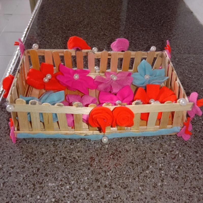 

hampers dari stik es krim dan bross dari kain flanel