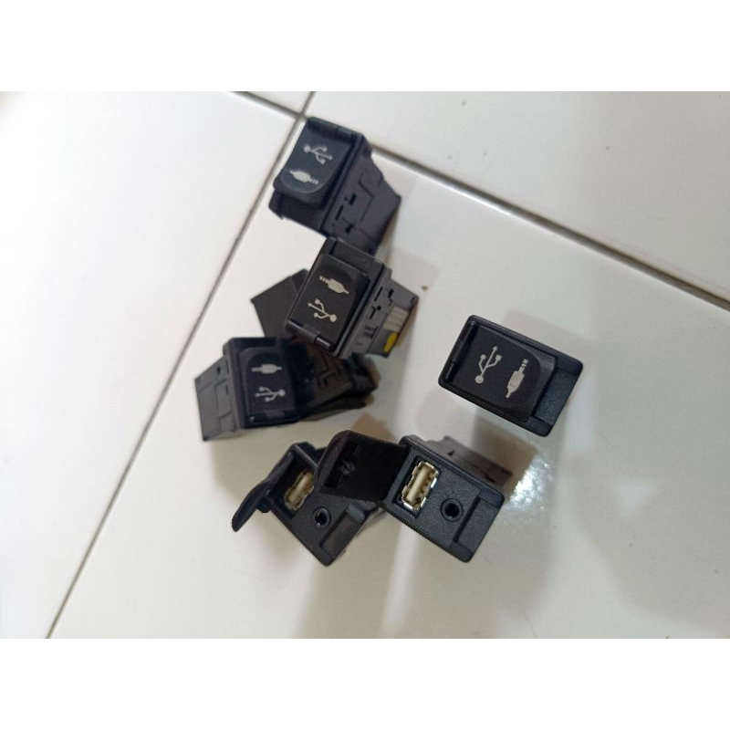 Soket USB mobil Toyota Universal Original