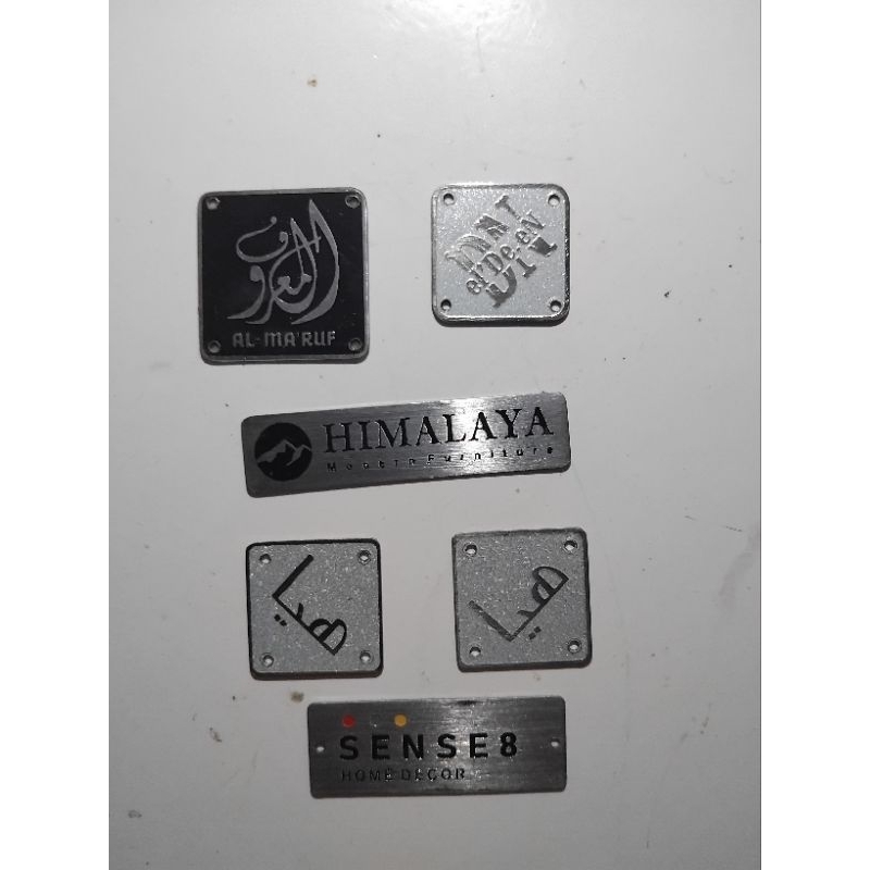 

LABEL PLAT HIJAB LABEL PLAT BAJU PAKAIAN TERMURAH BAHAN KUNINGAN STAINLESS CAT ANTI LUNTUR