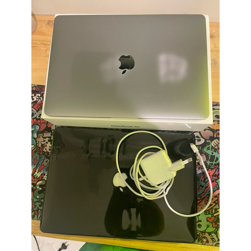 Macbook Air M1  /  256 (bekas 6 bulan pakai mulus )