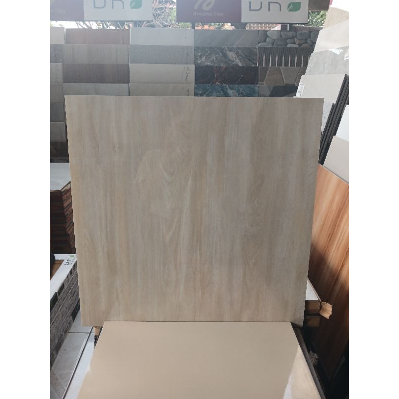 Granit Lantai 60x60 motif serat kayu warna cream muda