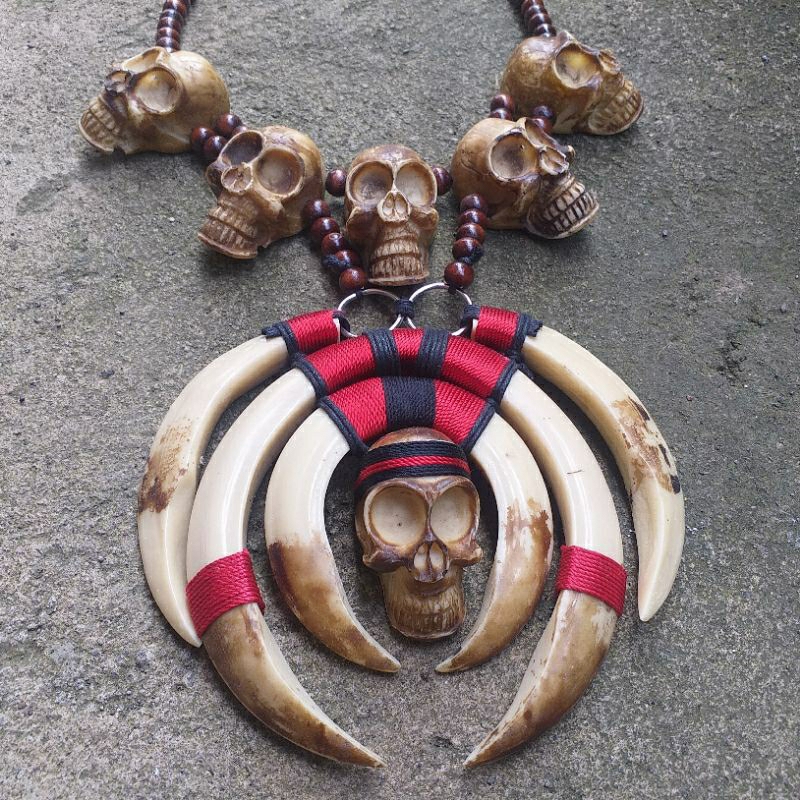 Kalung Taring Babi Etnik Dayak