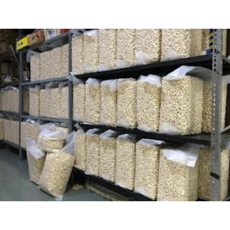 

KACANG METE MENTAH BELUM GORENG