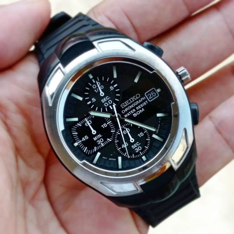 Jam tangan Seiko chronograph cal V657-6120