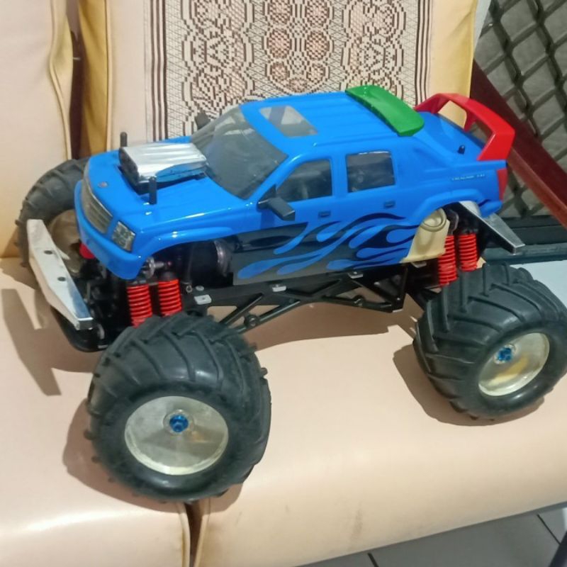 kyosho giga crusher kyosho monster truck 1/8 kyosho twin engine kyosho double engine kyosho dual