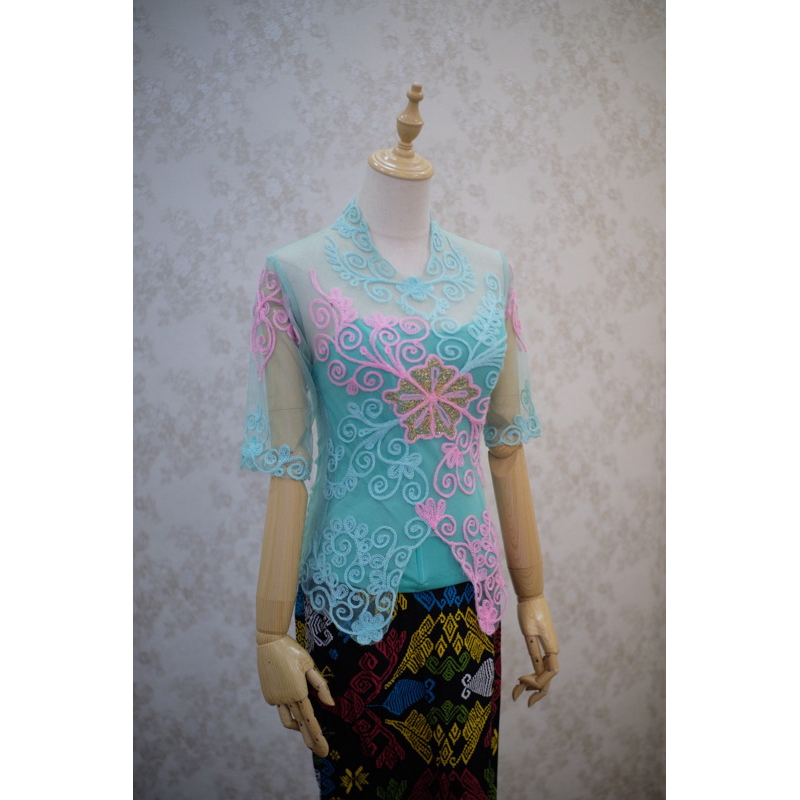 Kebaya wisuda hijau tosca pink