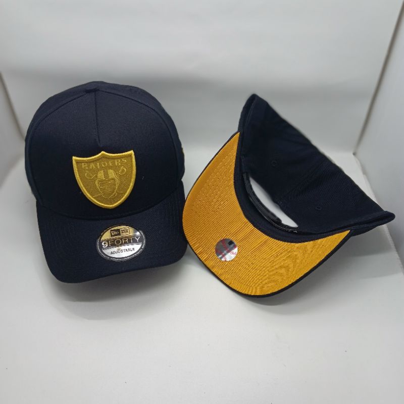 topi RAIDERS hitam logo gold