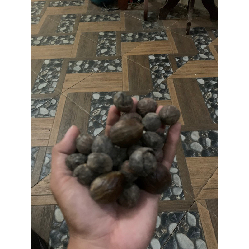 

buah pala kering