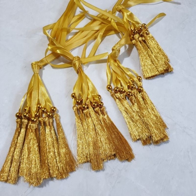 

Tali pita rumbai/tasel,warna emas pembatas buku Yasin dan majmu,1 bungkus 60.000rb satuan 600