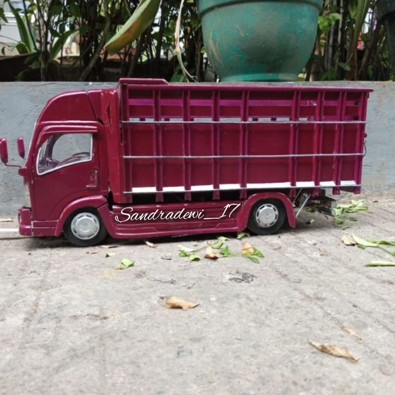 miniatur truk oleng bagus dan kokoh bisa menyala