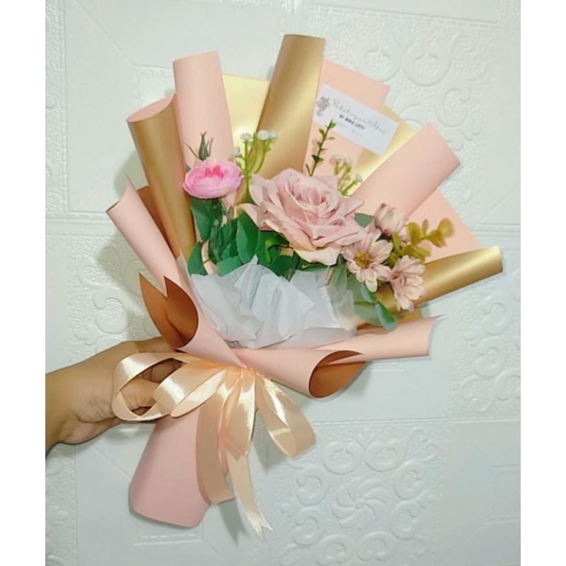 

BUKET BUNGA ARTIFICIAL/BUKET WISUDA/KADO ULTAH/BOUQUET MURAH