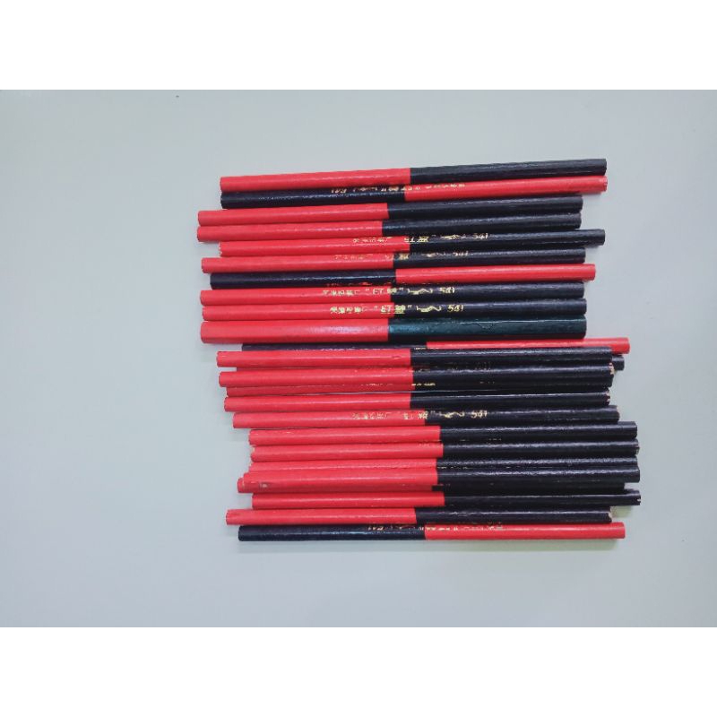 

Pencil merah biru