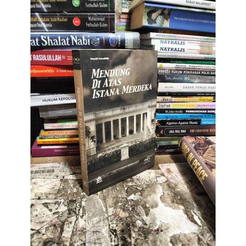 MENDUNG DI ATAS ISTANA MERDEKA by Atmadji Sumarkidjo