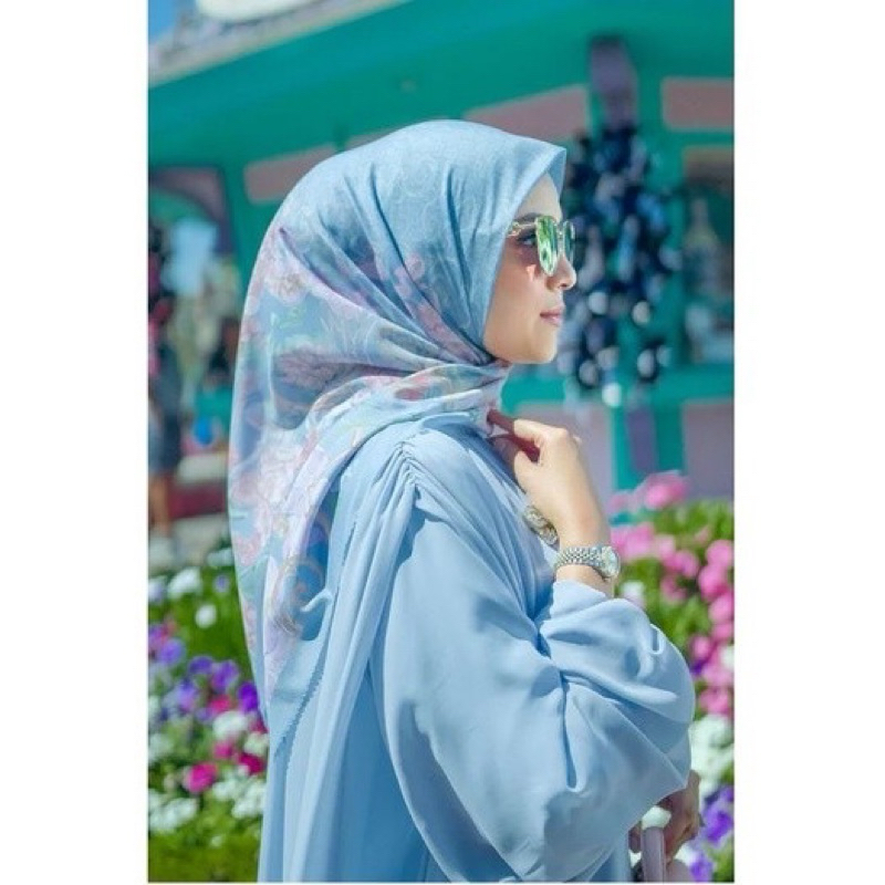 Preloved buttonscarves regular disney the wonderland airy blue