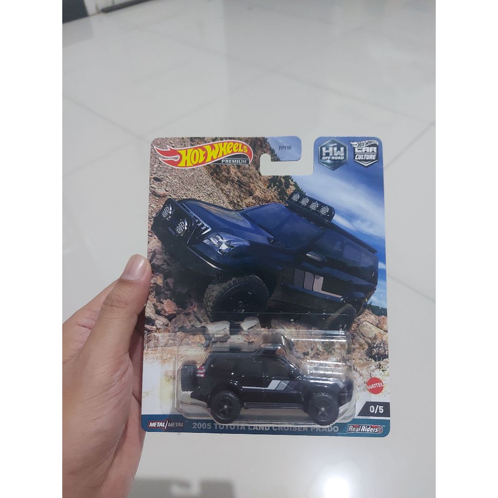 Hot Wheels Premium Toyota Land Cruiser Prado Chase