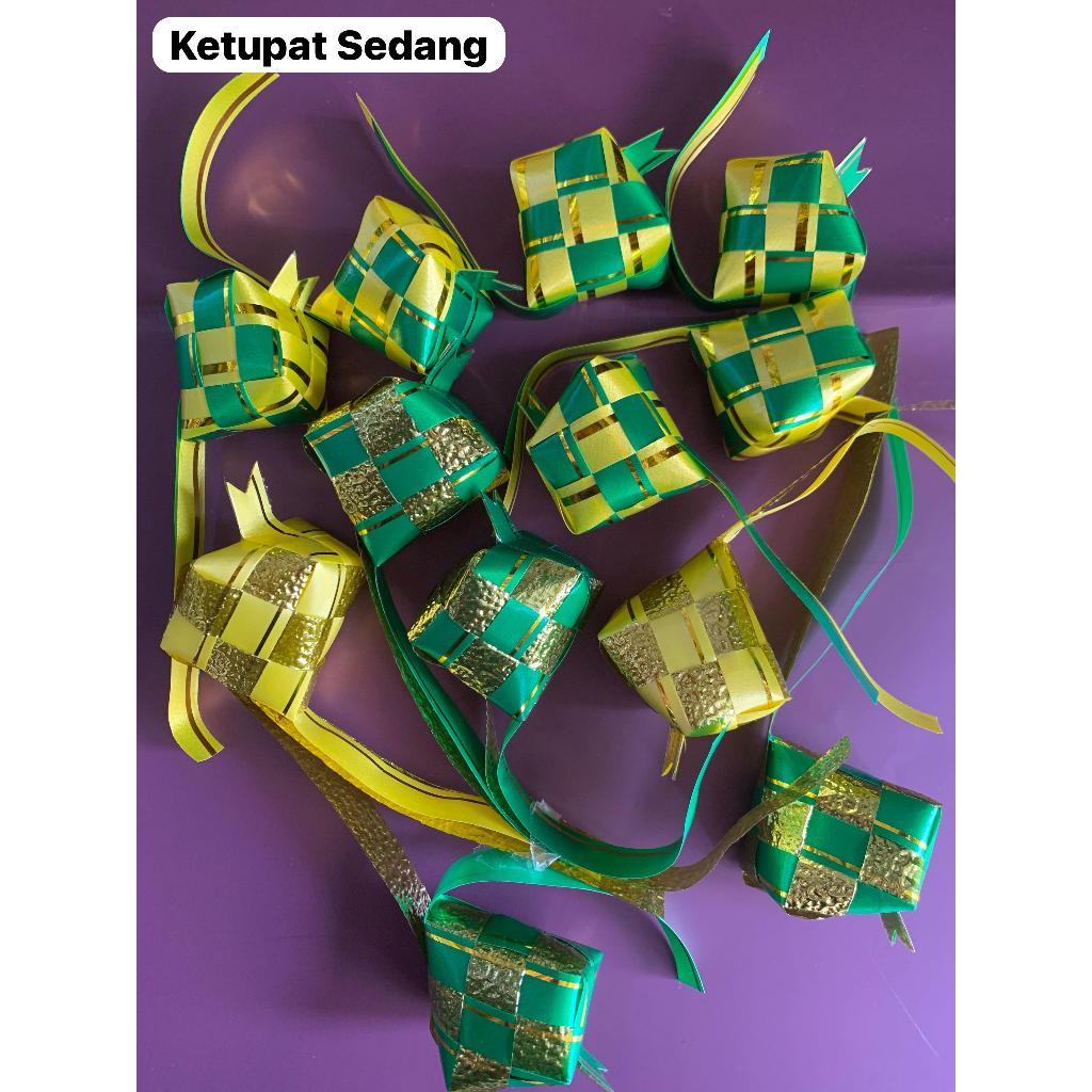 

ketupat lebaran sedang kombinasi garis emas / pita full emas satuan hiasan lebaran idul fitri parcer hampers