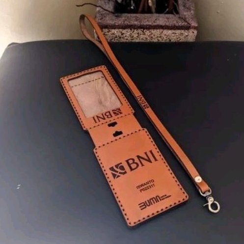 

id card kulit model magnit lipat custom nama logo name tag kulit murah