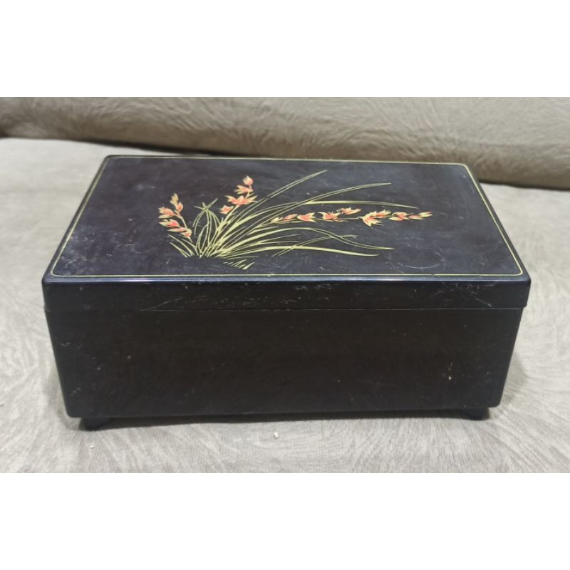 Kotak Musik Vintage antique dengan kaca make up kaki 4 jadul  P:17cm